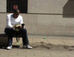 homem lendo a bíblia